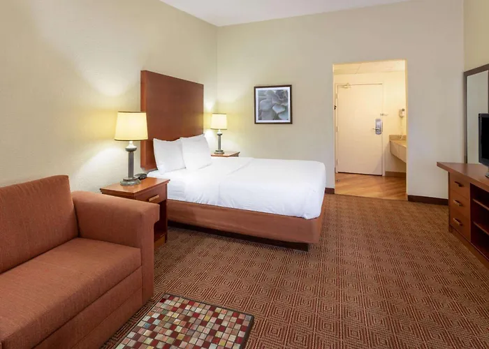 La Quinta By Wyndham Minneapolis Airport Hotel